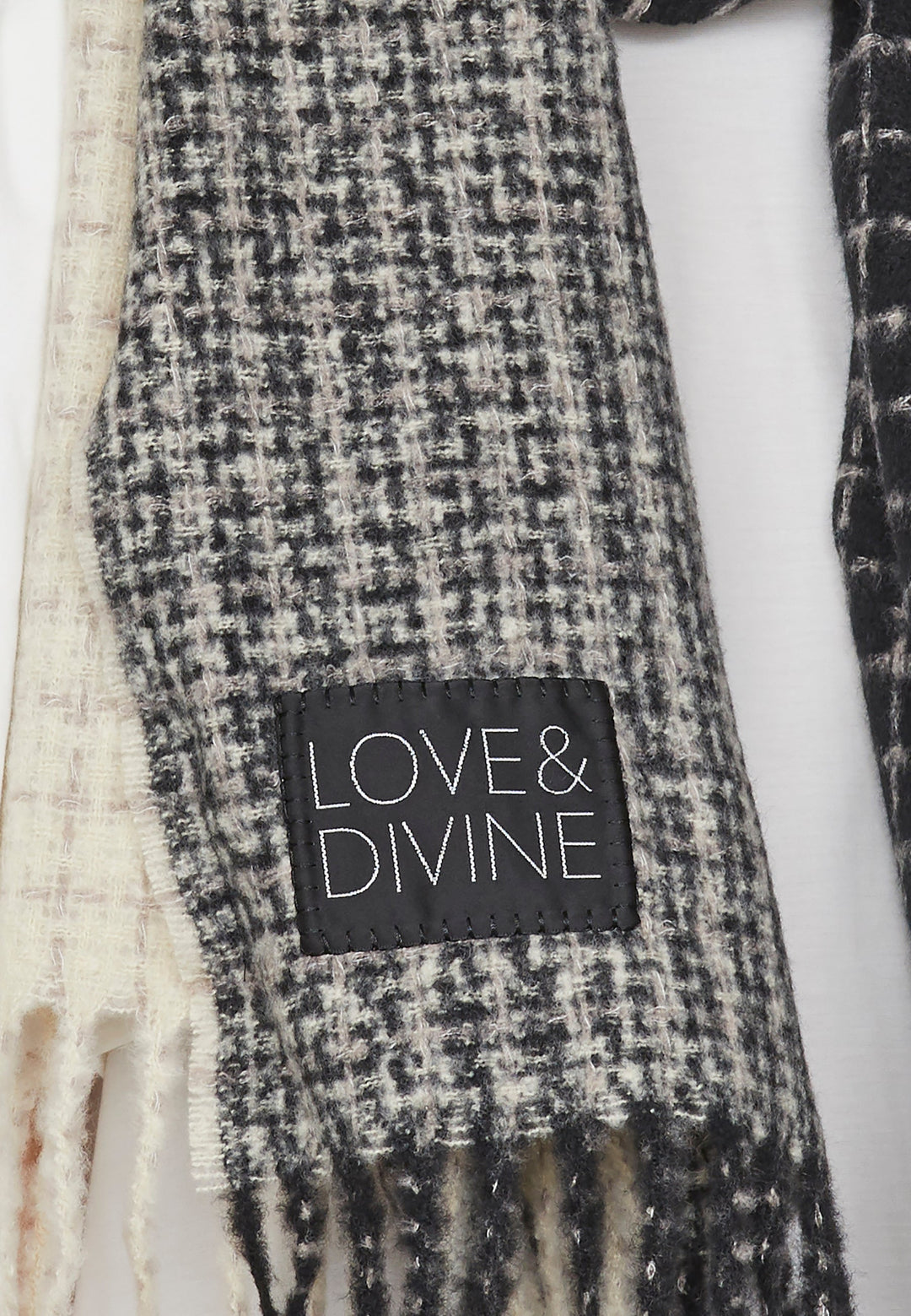 Love & Divine - Love1202 17828 - 840 Check