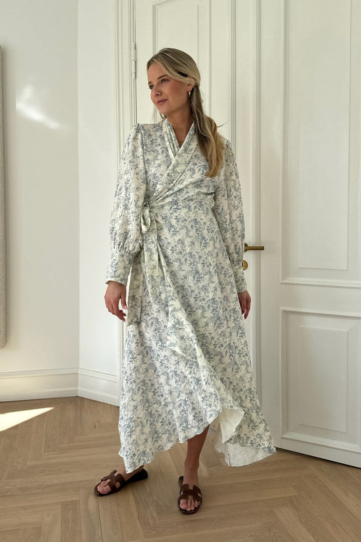 BYIC - Signeic Long Wrap Dress - wbp White Blue Print Kjoler 