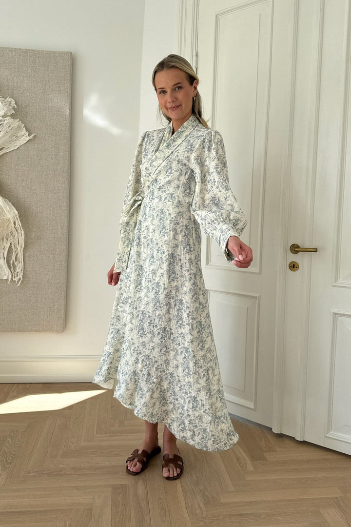 BYIC - Signeic Long Wrap Dress - wbp White Blue Print Kjoler 