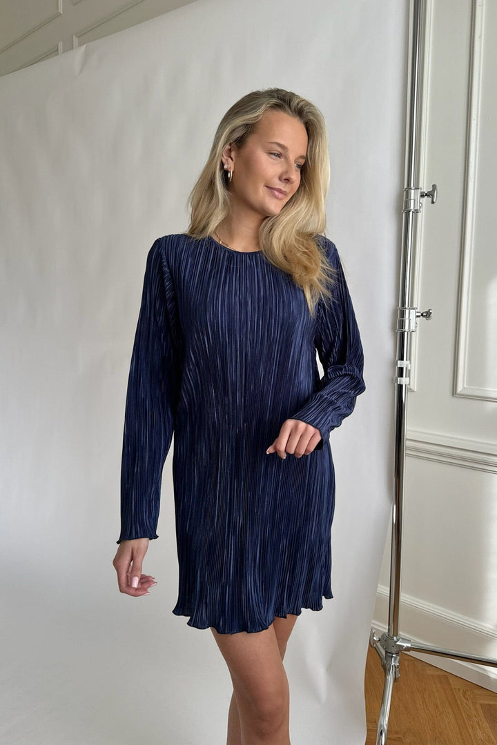 Forudbestilling - BYIC - Kellyic Plissé Dress - navy Navy Kjoler 