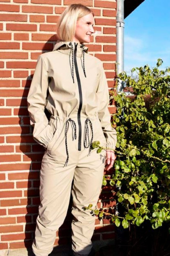 Forudbestilling - Global Funk - Kiana Rain Jumpsuit - Sand (Oktober) Regntøj 