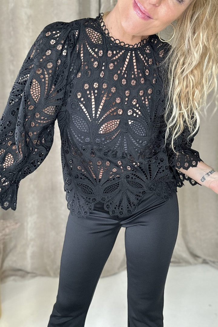 Forudbestilling - Neo Noir - Adela Embroidery Blouse - Black Bluser 