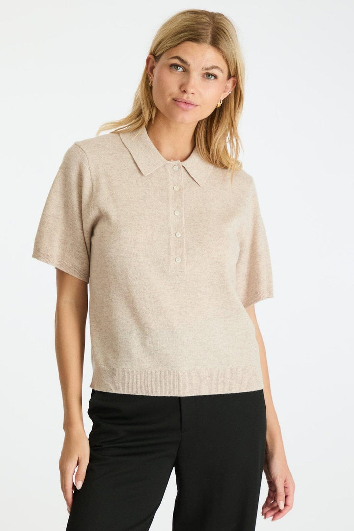 Forudbestilling - Neo Noir - Gracie Knit Polo Tee - Sand Melange Strikbluser 