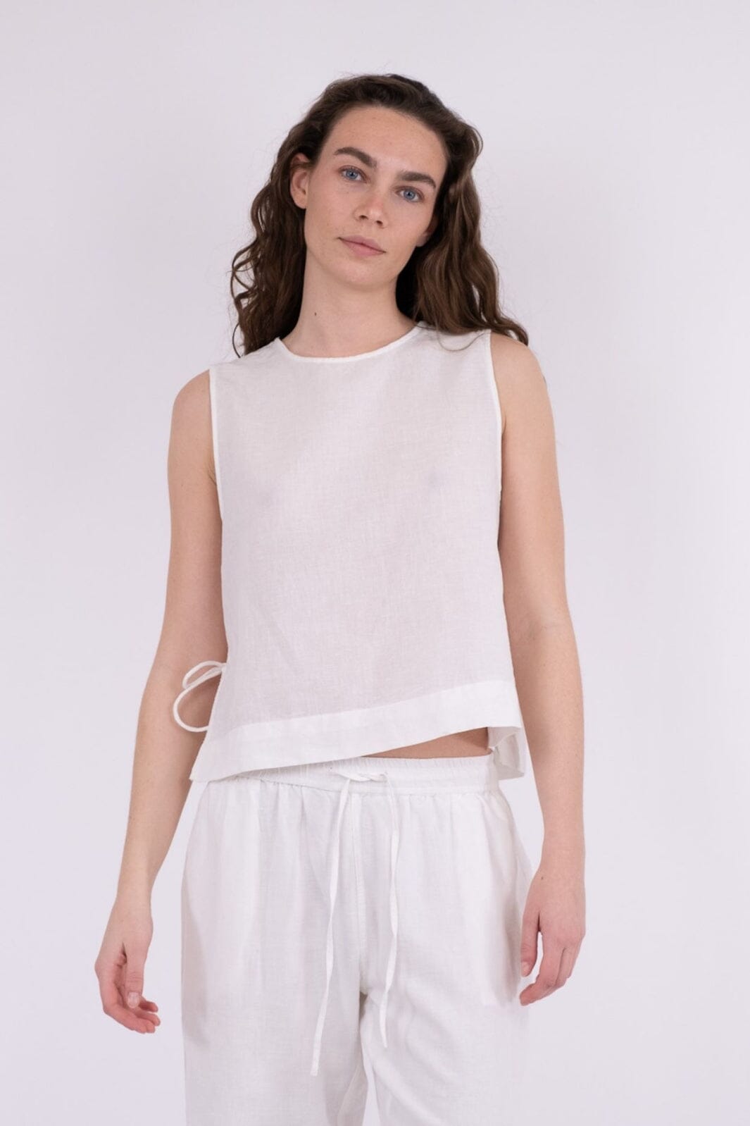 Forudbestilling - Neo Noir - Svetlana Linen Top - White (Maj) Toppe 