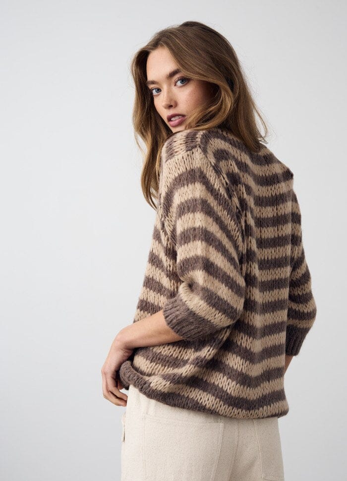 Forudbestilling - Noella - Lyla Knit - 1301 Camryn Coffee Stripe Strikbluser 