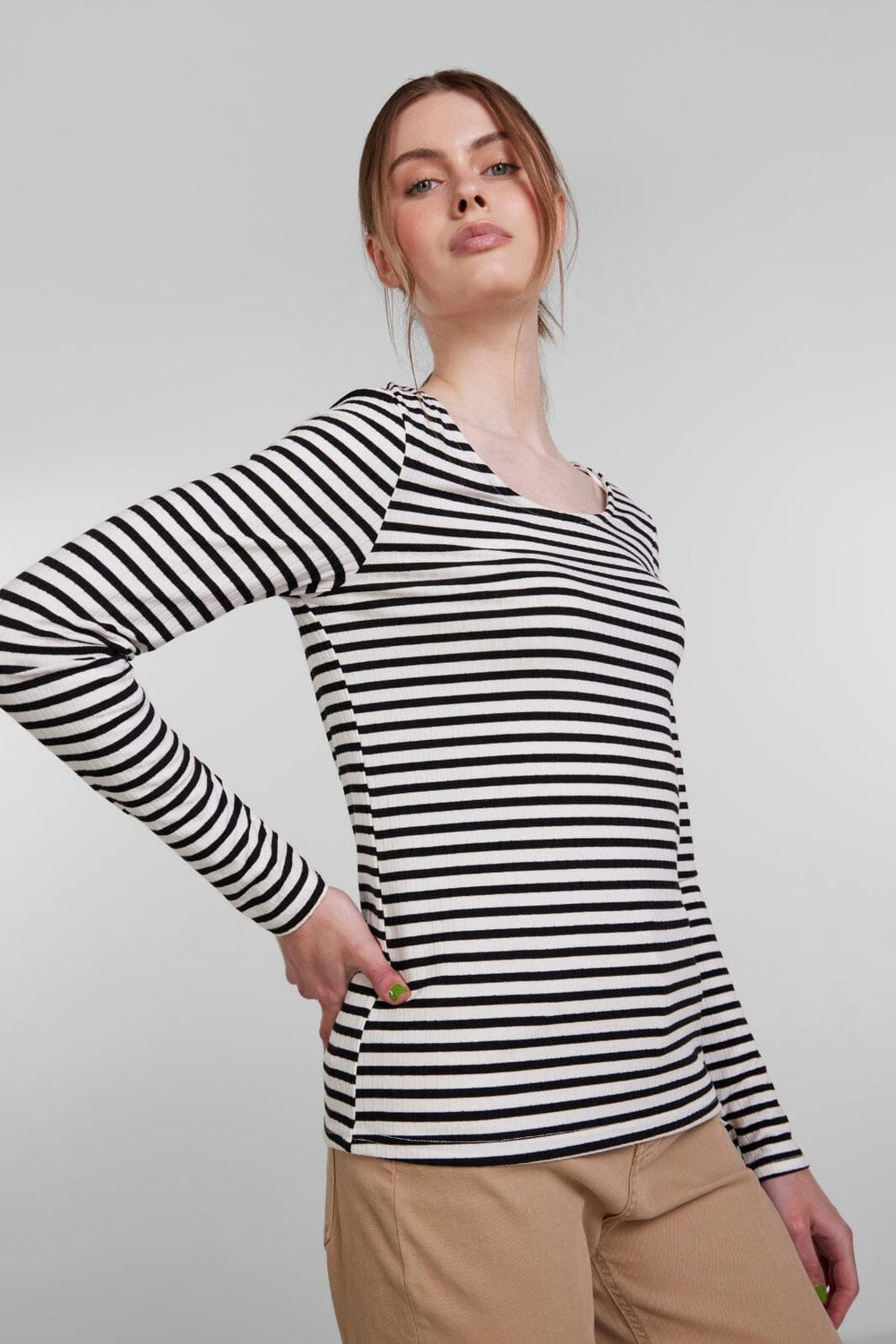 Forudbestilling - Pieces - Pckylie Ls O-Neck Stripe Top - Black/Cloud Dancer (Marts) Bluser 