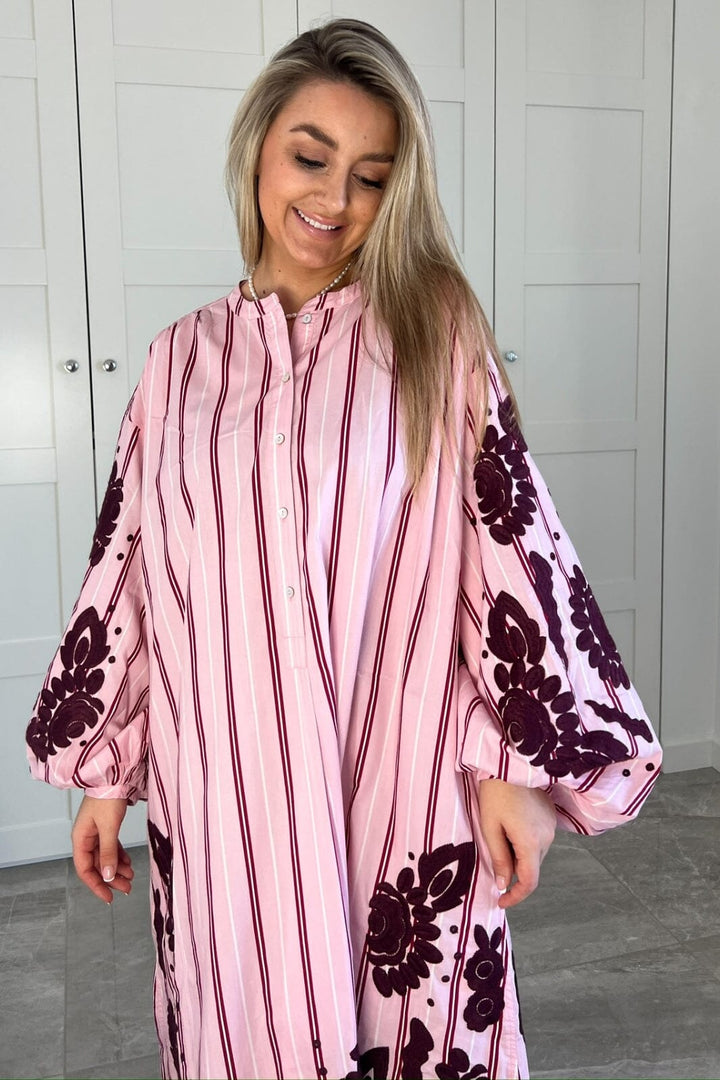 Forudbestilling - Sissel Edelbo x Molly&My - Rikke Dress SE 1648 - Rose Stripes Kjoler 