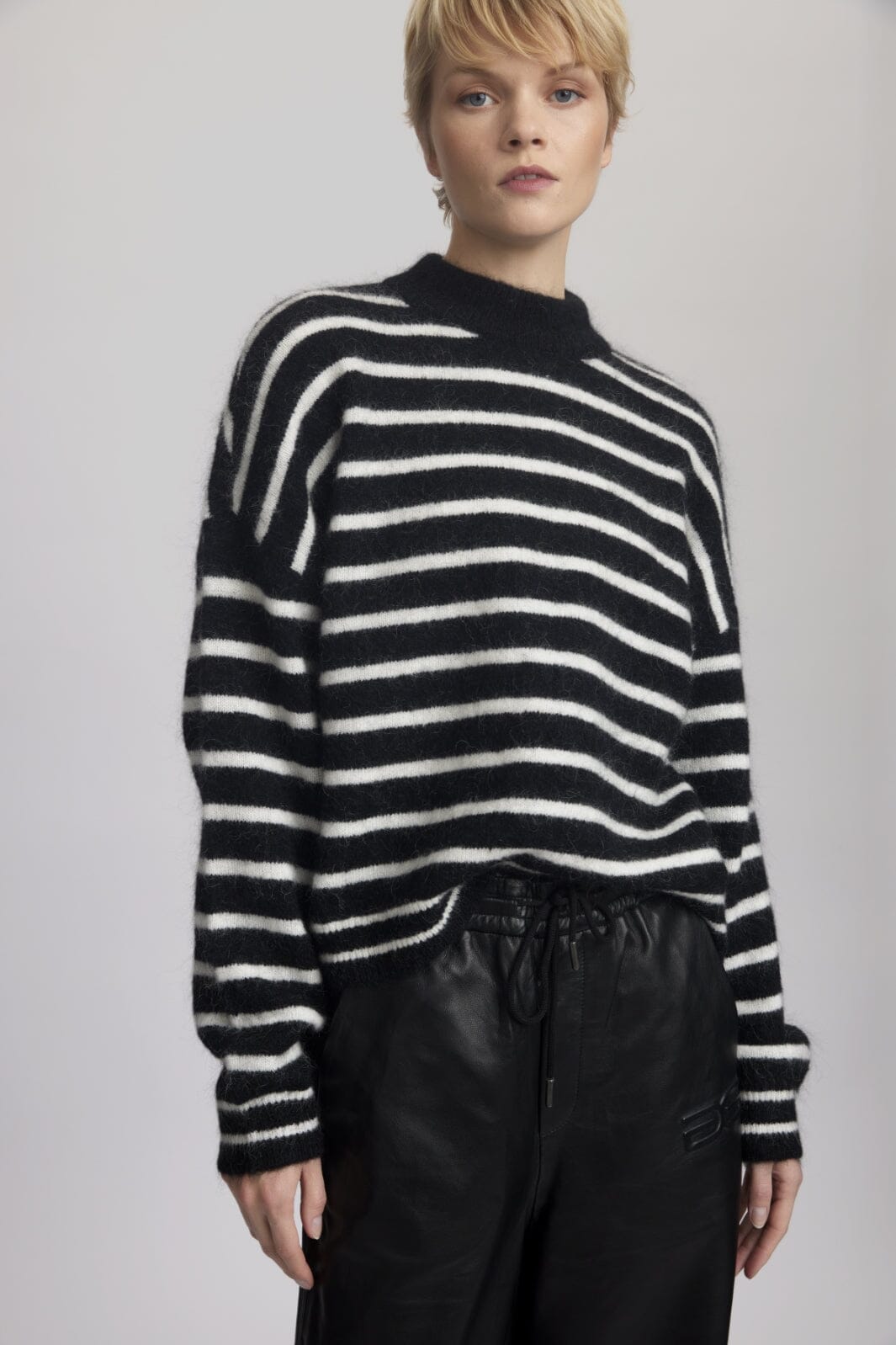 Gestuz - Debbiegz Pullover - 106343 Black/White Striped Strikbluser 