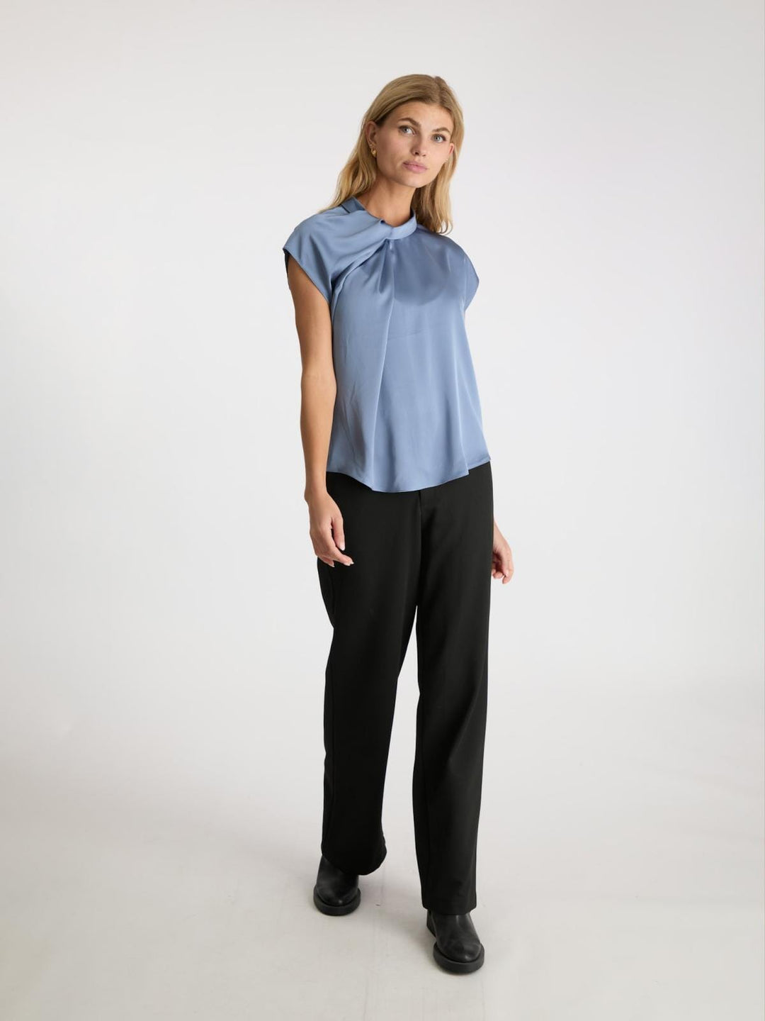 Neo Noir - Fleur Drapy Satin Blouse - Dusty Blue T-shirts 