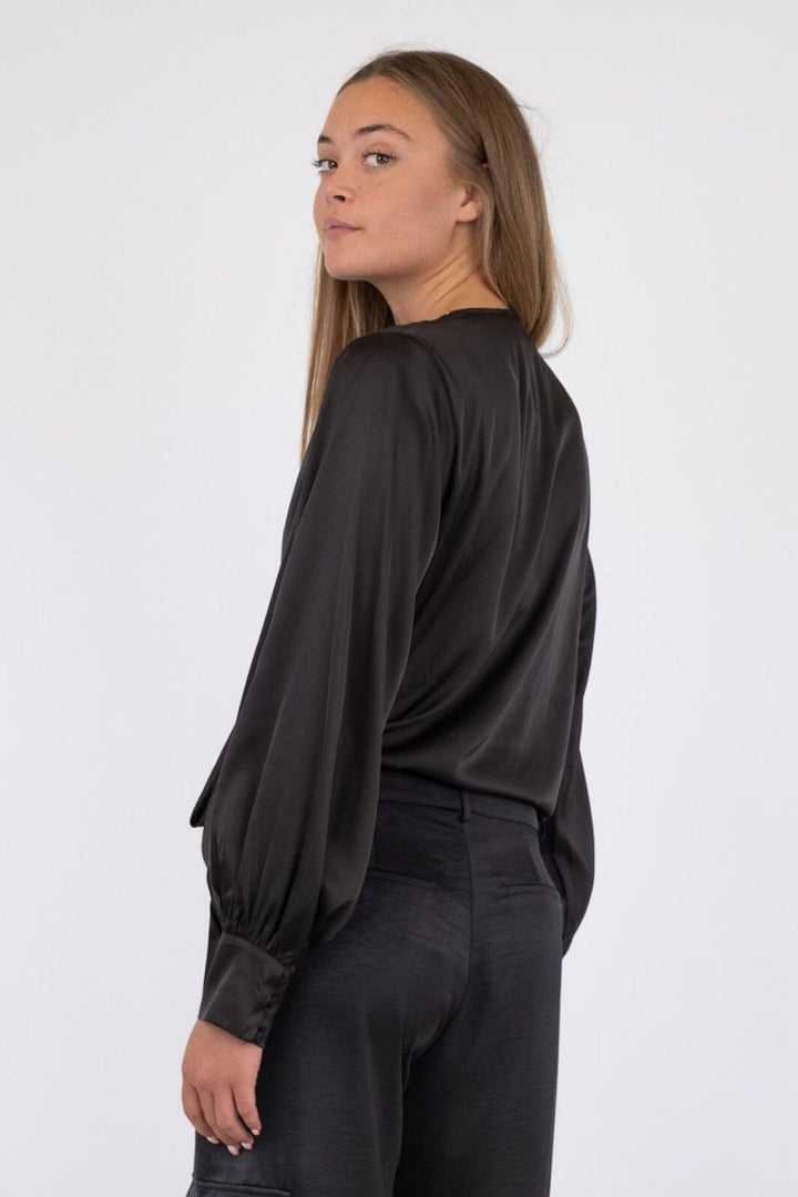 Neo Noir - Zeleste Satin Blouse - Black Bluser 