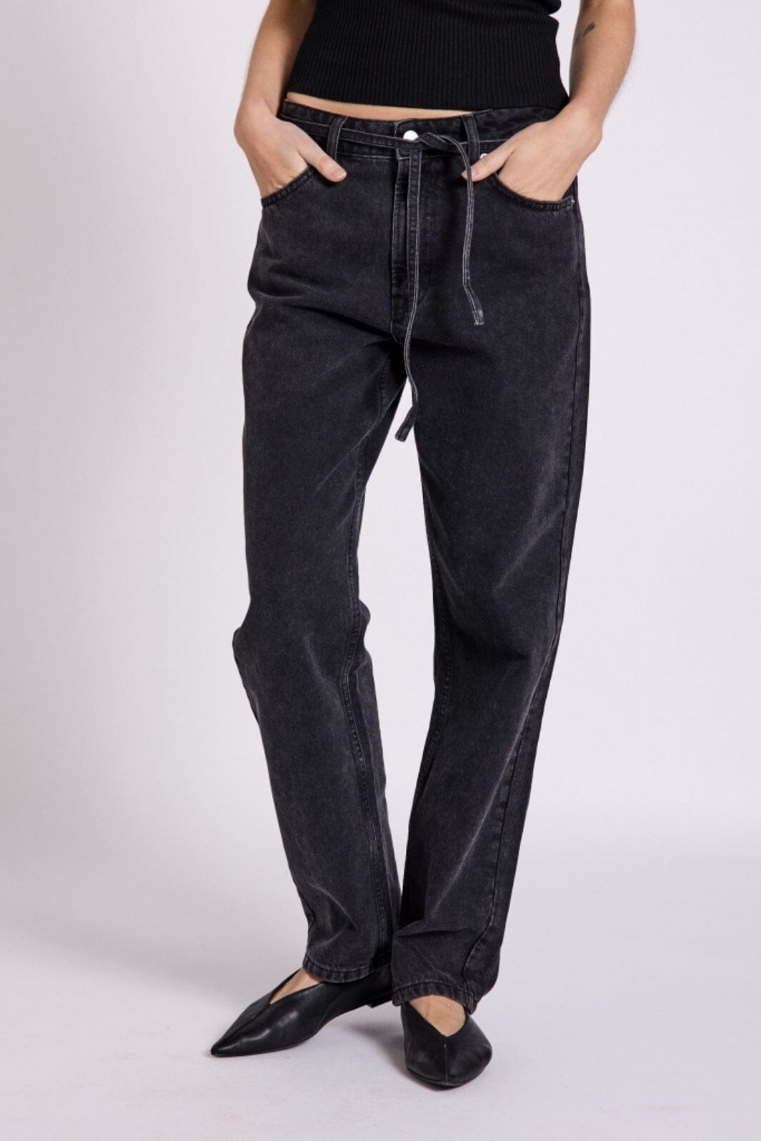 Norr - Kenzie Relaxed Belt Jeans - Black Washed Jeans 