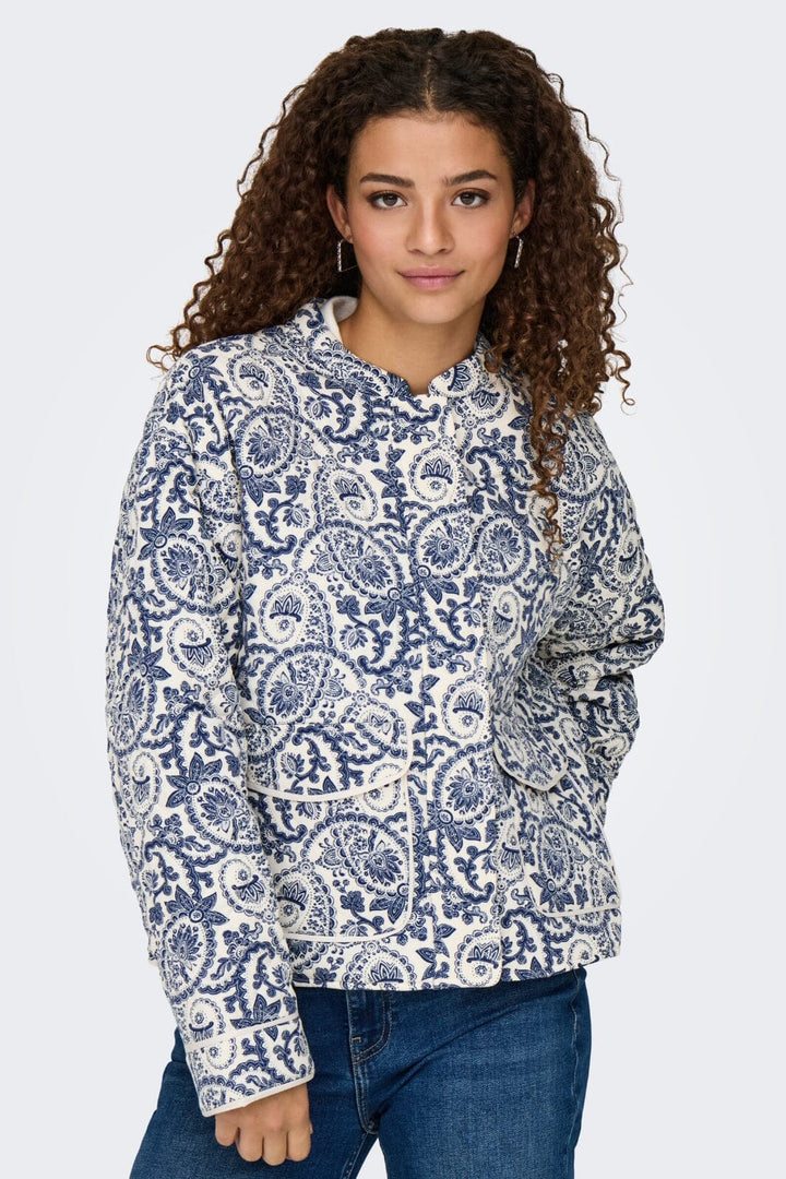 Only - Onlhallie Quilted Jacket - 4554811 Cloud Dancer Blue Tile Print