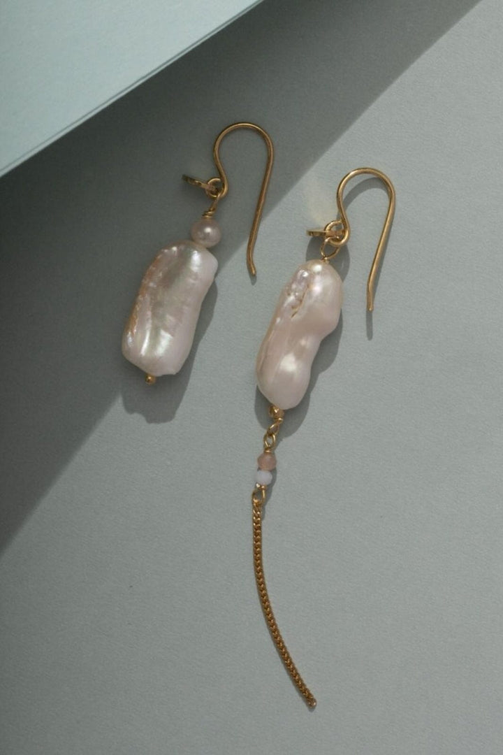 Stine A - Long Baroque Pearl Earring Peach Sorbet Gold - 1267-02-S Øreringe 